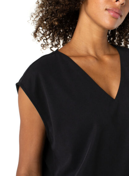 Liverpool Dolman Sleeve V-Neck- Black . Liverpool Style: LM8F60TL19 BLACK Close up